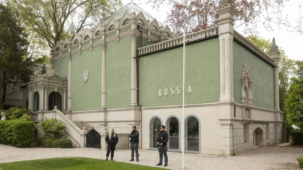 Венеційська бієнале 2026 опинилася в епіцентрі міжнародного скандалу через спробу повернути Росію