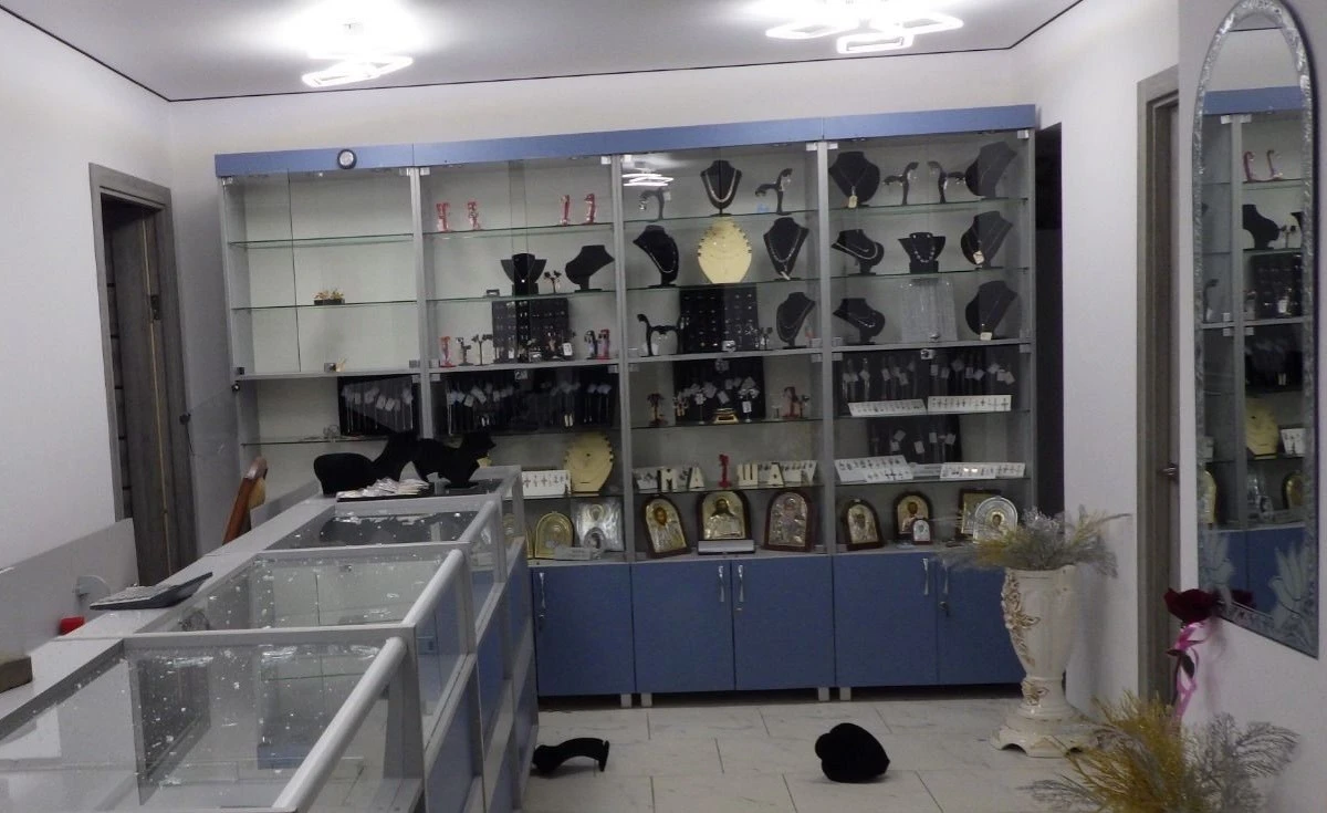 Жіноче пальто та викрадений велосипед: на Тернопільщині затримали серійного крадія ювелірних виробів