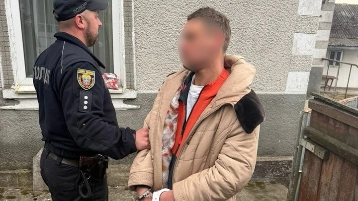 Жіноче пальто та викрадений велосипед: на Тернопільщині затримали серійного крадія ювелірних виробів