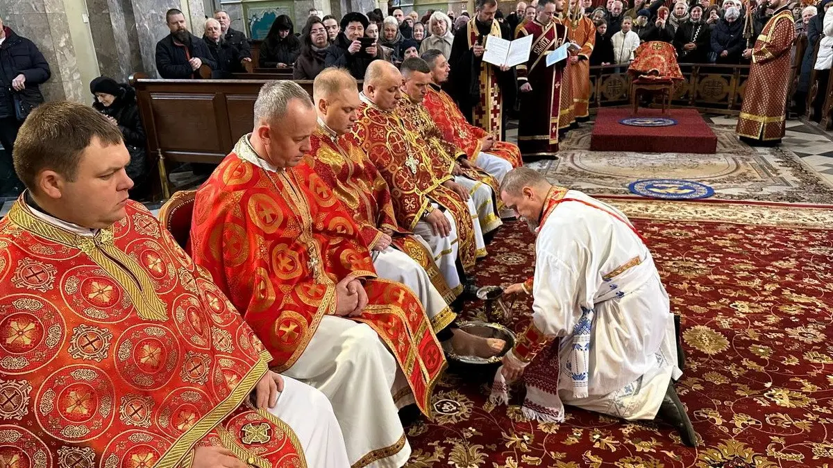 У Тернополі митрополит Теодор Мартинюк звершив давній обряд умивання ніг