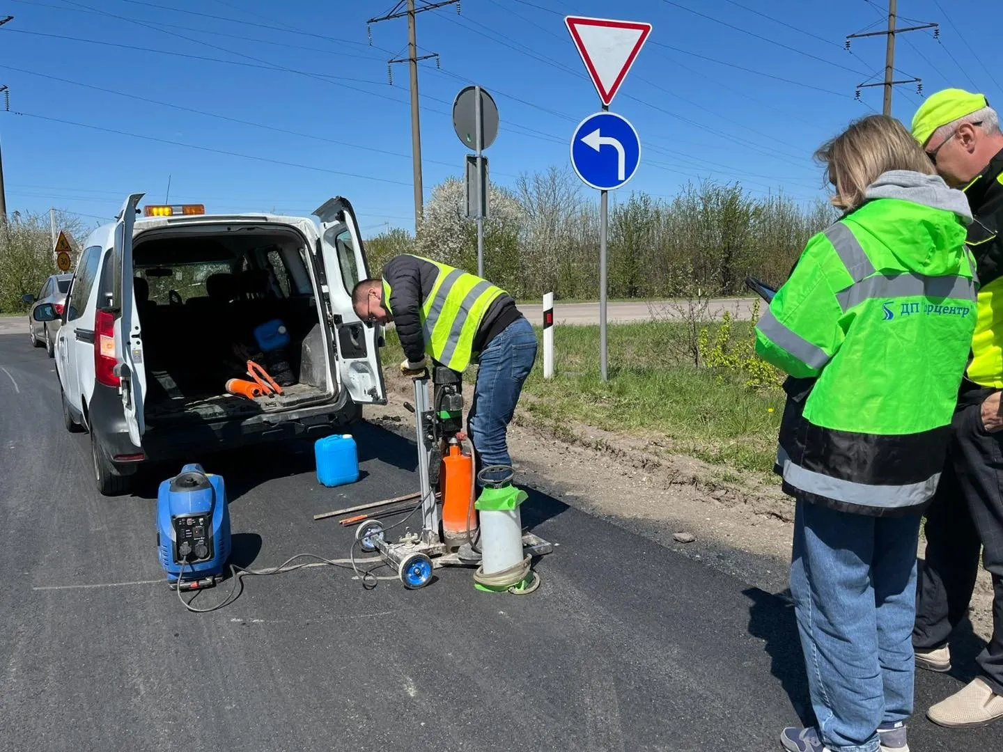 Контрольні вирубки на трасах: як на Тернопільщині інспектують оновлене покриття