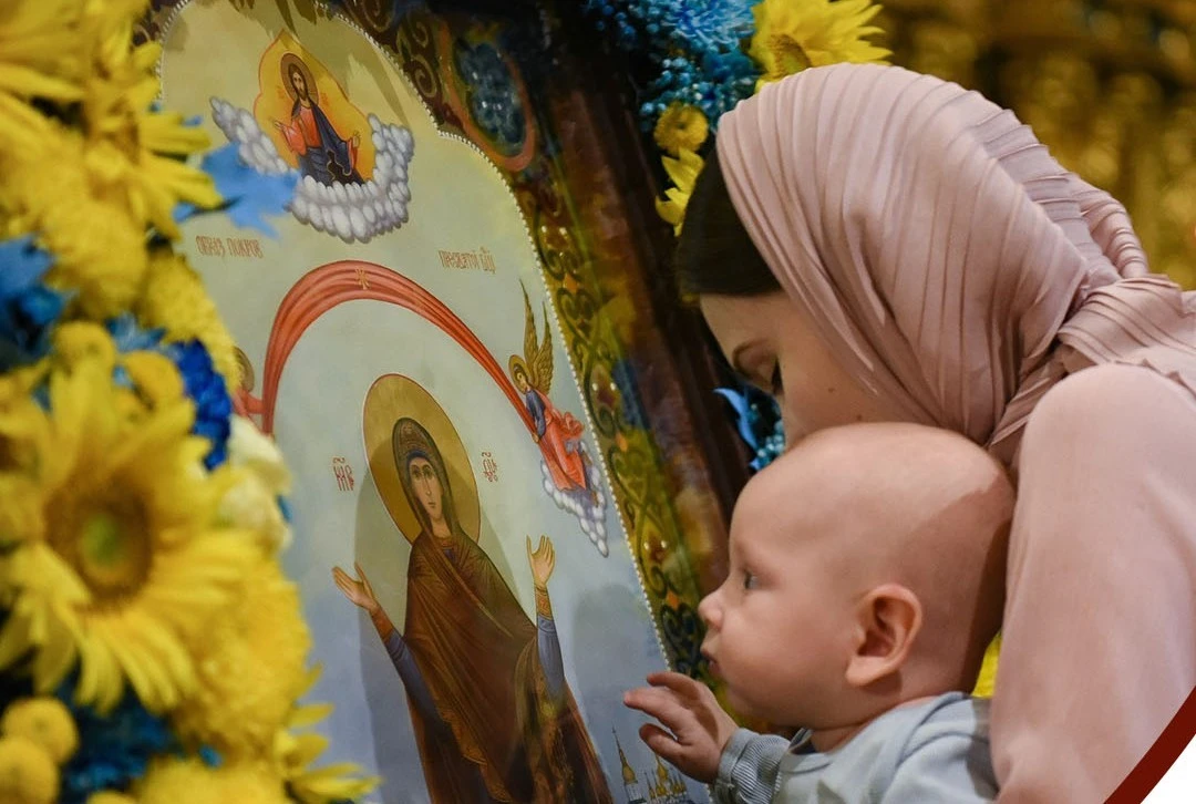 ПЦУ роз’яснила правила вшанування ікон та традицію цілування образів