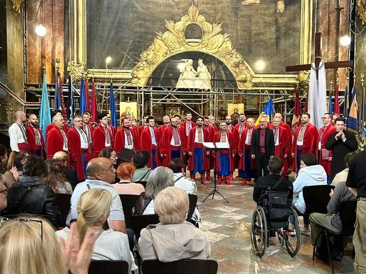 Польський хор «Журавлі» підтримав українських військових серією благодійних виступів