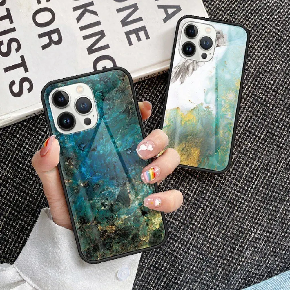 Прозорі vs кольорові чохли для iPhone 15 Pro Max: як підкреслити дизайн смартфона?