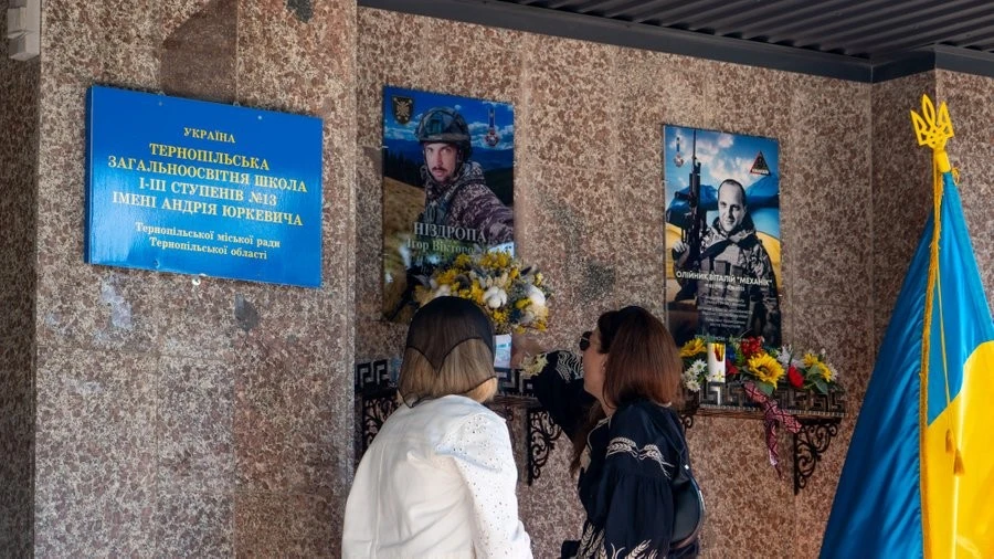 На фасаді тернопільської школи встановили дошку пам’яті захисника Ігоря Ніздропи