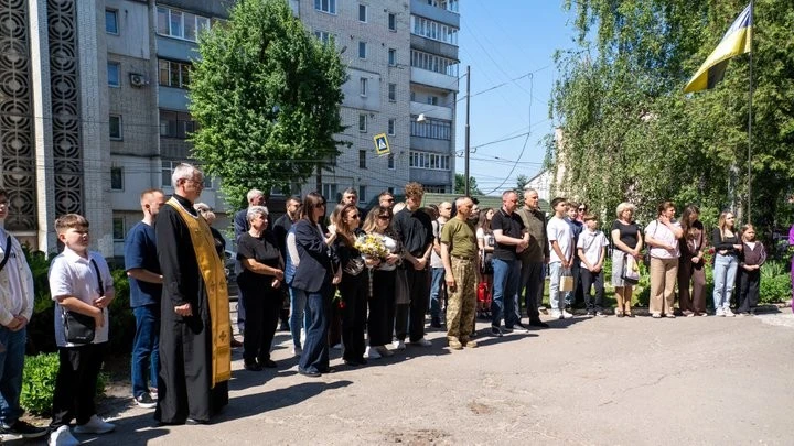 На фасаді тернопільської школи встановили дошку пам’яті захисника Ігоря Ніздропи