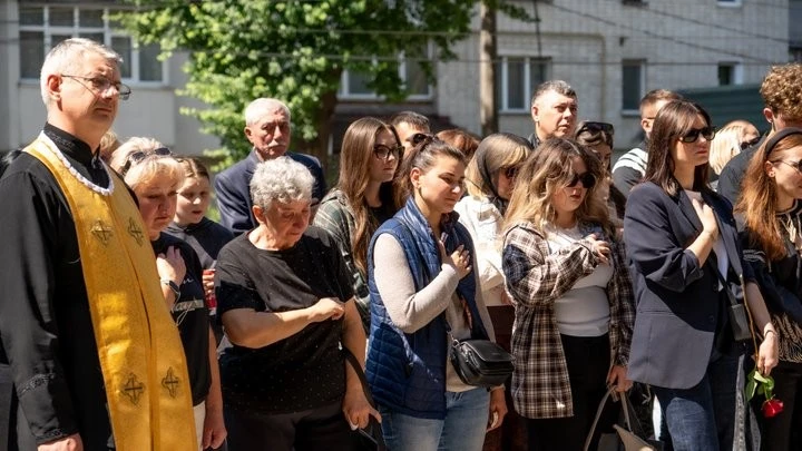 На фасаді тернопільської школи встановили дошку пам’яті захисника Ігоря Ніздропи