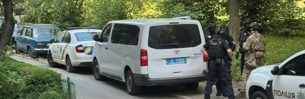 Тернопільська поліція блокувала багатоповерхівку через можливу заручницю