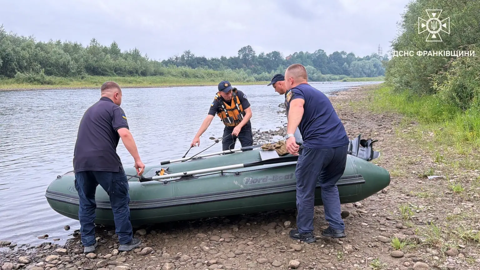 Рятувальні служби шукають підлітка, який зник біля Дністра