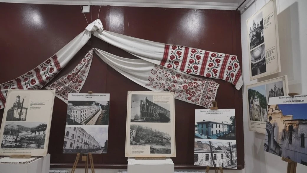 У Тернополі презентували експозицію світлин Святогірської лаври