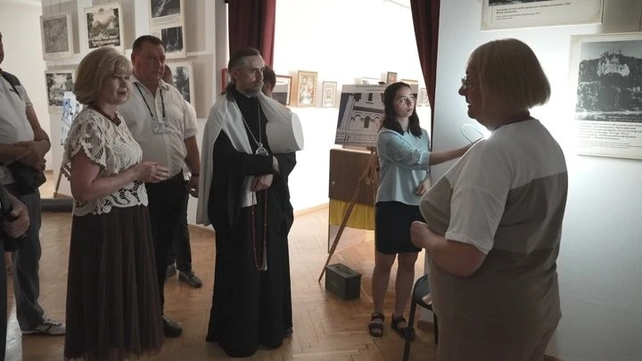 У Тернополі презентували експозицію світлин Святогірської лаври